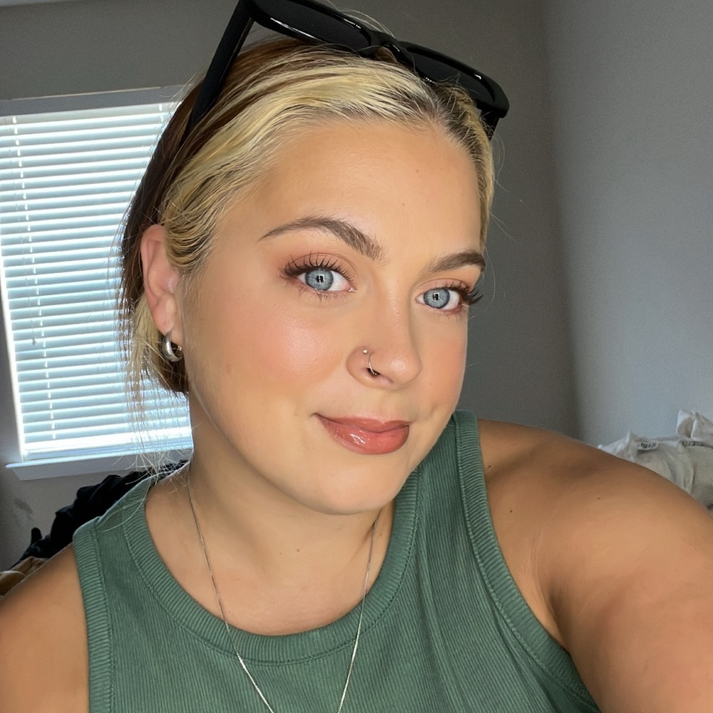 Meet your Posher, Alexis